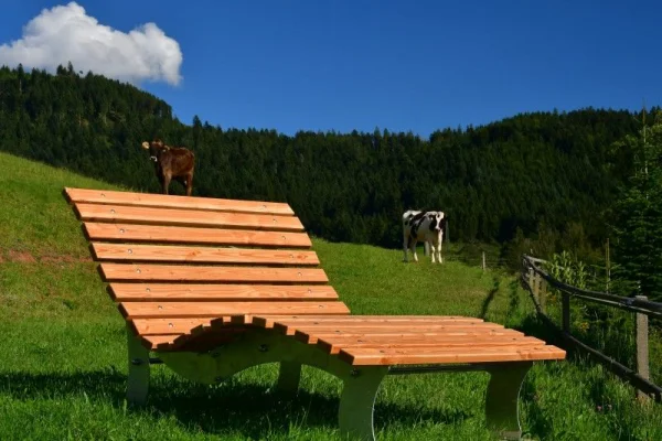 Himmelsliege am Ferienhaus mit Blick über das Maisachtal